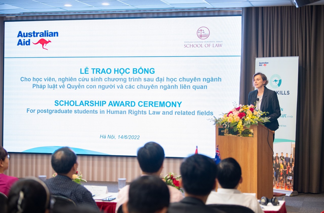 Tham tán Chính trị, bà Bridget Collier phát biểu khai mạc lễ trao học bổng. Tham tán Chính trị, bà Bridget Collier phát biểu khai mạc lễ trao học bổng.