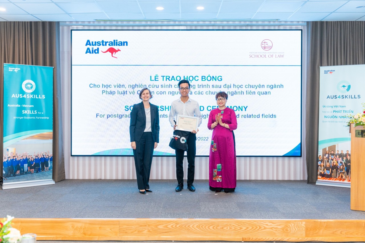 Học viên sau đại học nhận chứng nhận học bổng và quà tặng từ Australia và Khoa Luật, Đại học Quốc gia Việt Nam. Ảnh: Đại sứ quán Australia Học viên sau đại học nhận chứng nhận học bổng và quà tặng từ Australia và Khoa Luật, Đại học Quốc gia Việt Nam. Ảnh: Đại sứ quán Australia