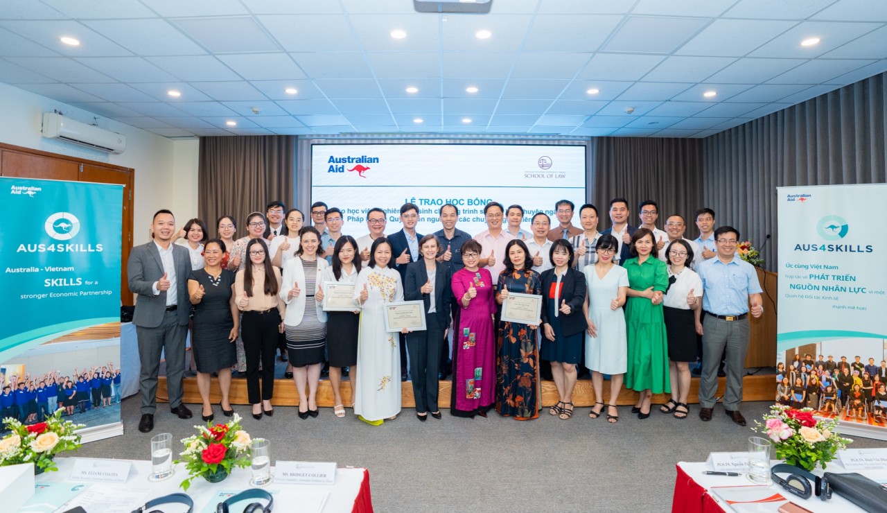 Các học viên nhận học bổng chụp ảnh Các học viên nhận học bổng chụp ảnh
