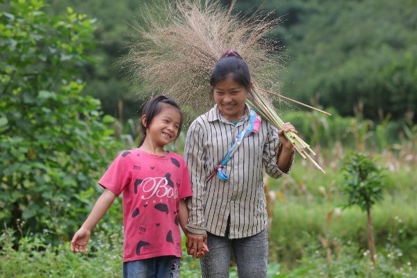 Cô bé Bích cùng mẹ đi lên rừng lấy chít. Ảnh: Thực phẩm Mường Pa Cô bé Bích cùng mẹ đi lên rừng lấy chít. Ảnh: Thực phẩm Mường Pa
