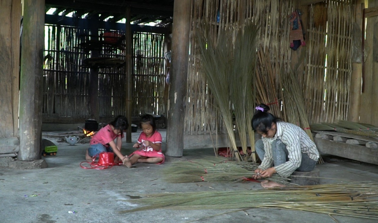 Trông em giúp mẹ. Ảnh: Thực phẩm Mường Pa Trông em giúp mẹ. Ảnh: Thực phẩm Mường Pa