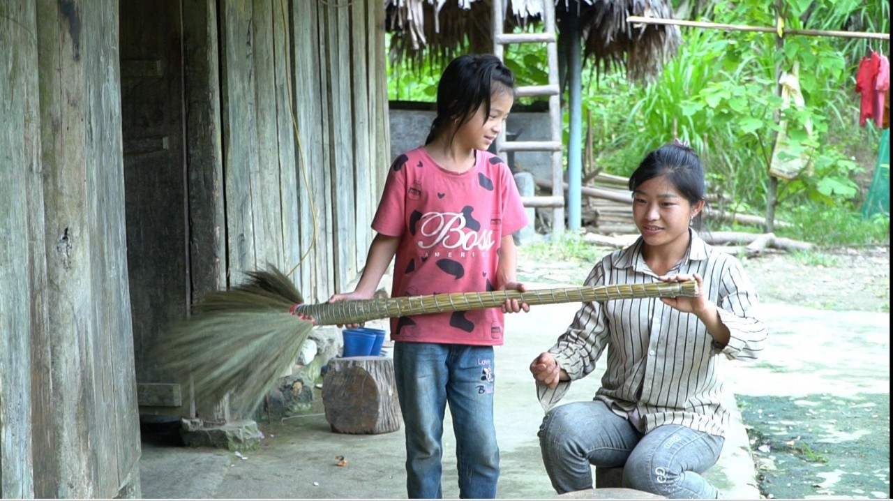 Bích hỗ trợ mẹ làm chổi. Ảnh: Thực phẩm Mường Pa Bích hỗ trợ mẹ làm chổi. Ảnh: Thực phẩm Mường Pa