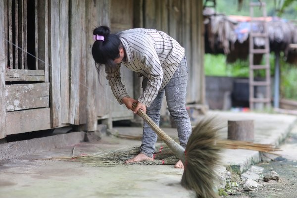 Chổi chít gia đình Bích làm rất dày và chắc chắn. Ảnh: Thực phẩm Mường Pa Chổi chít gia đình Bích làm rất dày và chắc chắn. Ảnh: Thực phẩm Mường Pa