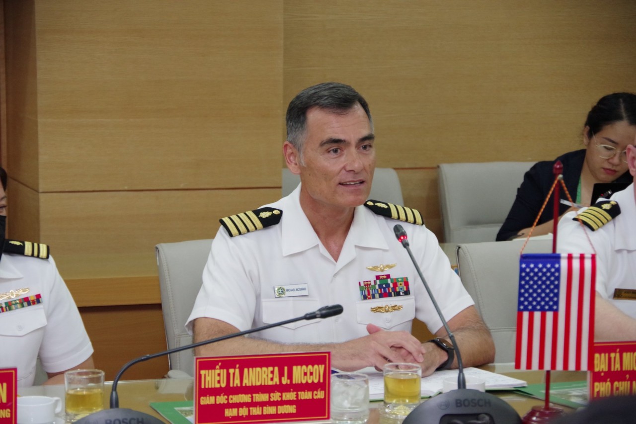 Đại tá Michael B.Mcginnis – Phó Chủ nhiệm Quân y của Hạm đội Thái Bình Dương (Hoa Kỳ) trao đổi hợp tác Đại tá Michael B.Mcginnis – Phó Chủ nhiệm Quân y của Hạm đội Thái Bình Dương (Hoa Kỳ) trao đổi hợp tác