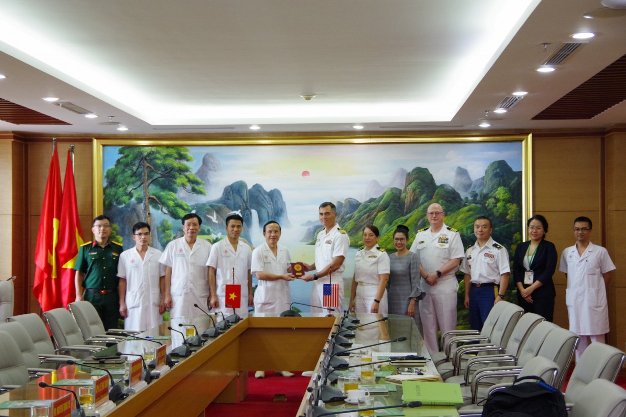 Các đại biểu chụp ảnh kỷ niệm. Ảnh: Bệnh viện TWQĐ 108 Các đại biểu chụp ảnh kỷ niệm. Ảnh: Bệnh viện TWQĐ 108