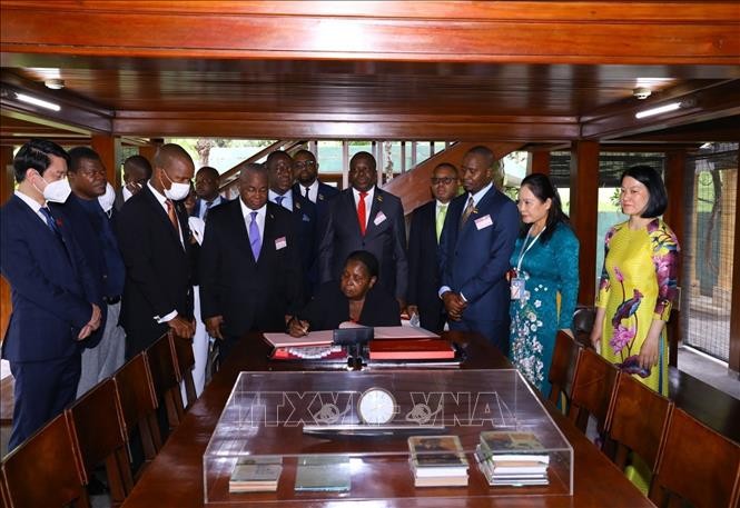 Chủ tịch Quốc hội Cộng hoà Mozambique Esperanca Laurinda Francisco Nhiuane Bias viết lưu bút tại Nhà sàn Bác Hồ. Chủ tịch Quốc hội Cộng hoà Mozambique Esperanca Laurinda Francisco Nhiuane Bias viết lưu bút tại Nhà sàn Bác Hồ.