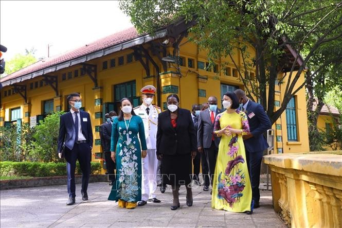 Chủ tịch Quốc hội Cộng hoà Mozambique Esperanca Laurinda Francisco Nhiuane Bias tham quan Khu Di tích Chủ tịch Hồ Chí Minh. Chủ tịch Quốc hội Cộng hoà Mozambique Esperanca Laurinda Francisco Nhiuane Bias tham quan Khu Di tích Chủ tịch Hồ Chí Minh.