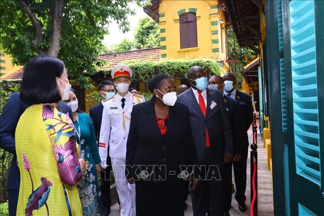 Chủ tịch Quốc hội Cộng hoà Mozambique Esperanca Laurinda Francisco Nhiuane Bias tham quan trong Khu Di tích Chủ tịch Hồ Chí Minh. Chủ tịch Quốc hội Cộng hoà Mozambique Esperanca Laurinda Francisco Nhiuane Bias tham quan trong Khu Di tích Chủ tịch Hồ Chí Minh.