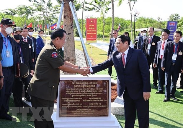 Thủ tướng Phạm Minh Chính và Thủ tướng Campuchia Samdech Techo Hun Sen trồng cây hữu nghị tại khu vực X16. (Ảnh: Dương Giang/TTXVN) Thủ tướng Phạm Minh Chính và Thủ tướng Campuchia Samdech Techo Hun Sen trồng cây hữu nghị tại khu vực X16. (Ảnh: Dương Giang/TTXVN)