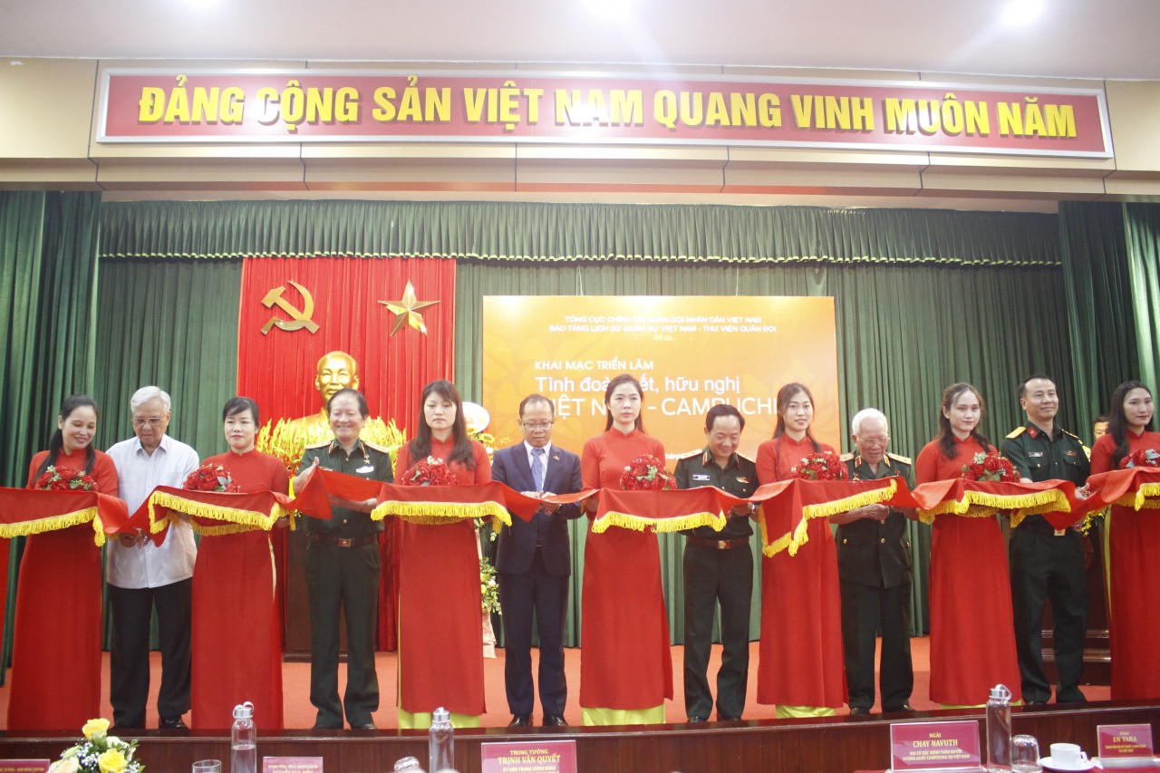 Các đại biểu cắt băng khai mạc triển lãm. Ảnh: Thành Luân Các đại biểu cắt băng khai mạc triển lãm. Ảnh: Thành Luân