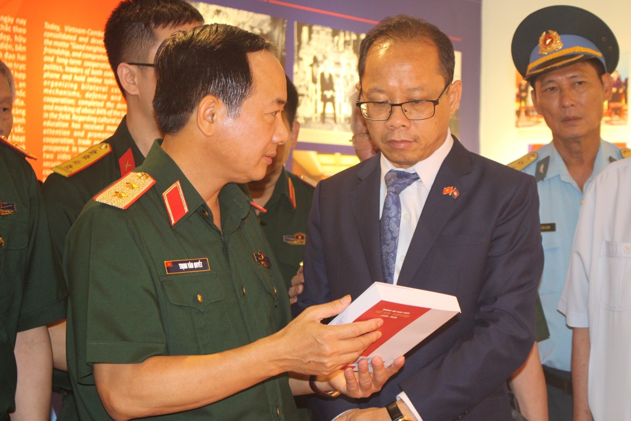 Các đại biểu tham quan không gian trưng bày sách của Thư viện Quân đội. Các đại biểu tham quan không gian trưng bày sách của Thư viện Quân đội.