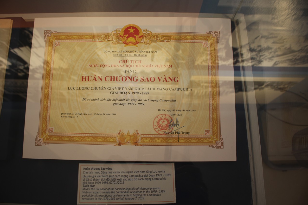 Huân chương Sao Vàng của Lực lượng chuyên gia Việt Nam giúp cách mạng Campuchia giai đoạn 1979-1989 lần đầu được giới thiệu tại Bảo tàng Lịch sử Quân sự Việt Nam. Ảnh: Thành Luân Huân chương Sao Vàng của Lực lượng chuyên gia Việt Nam giúp cách mạng Campuchia giai đoạn 1979-1989 lần đầu được giới thiệu tại Bảo tàng Lịch sử Quân sự Việt Nam. Ảnh: Thành Luân
