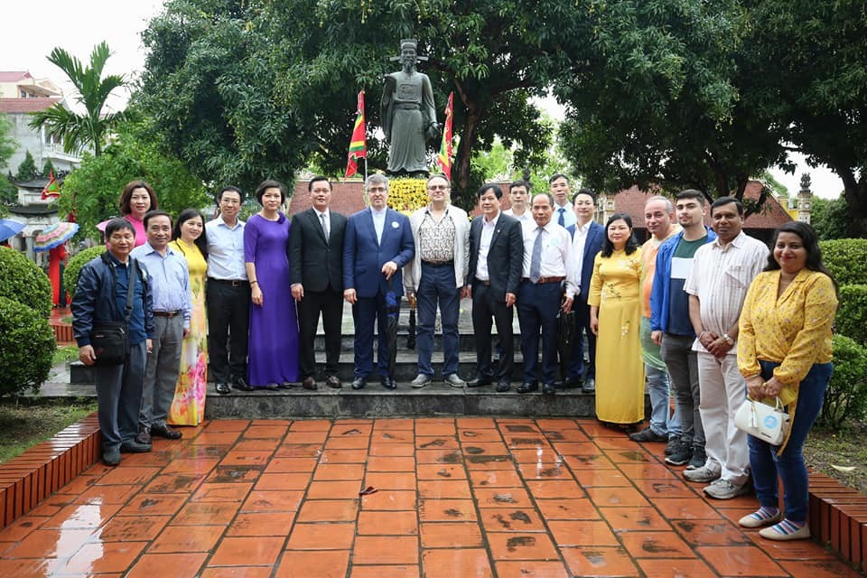 Các đại biểu chụp ảnh lưu niệm dưới tượng danh nhân Tô Hiến Thành tại đền Văn Hiến thuộc xã Hạ Mỗ (huyện Đan Phượng, Hà Nội) trong “Hành trình hữu nghị 2021”. Ảnh: HAUFO Các đại biểu chụp ảnh lưu niệm dưới tượng danh nhân Tô Hiến Thành tại đền Văn Hiến thuộc xã Hạ Mỗ (huyện Đan Phượng, Hà Nội) trong “Hành trình hữu nghị 2021”. Ảnh: HAUFO