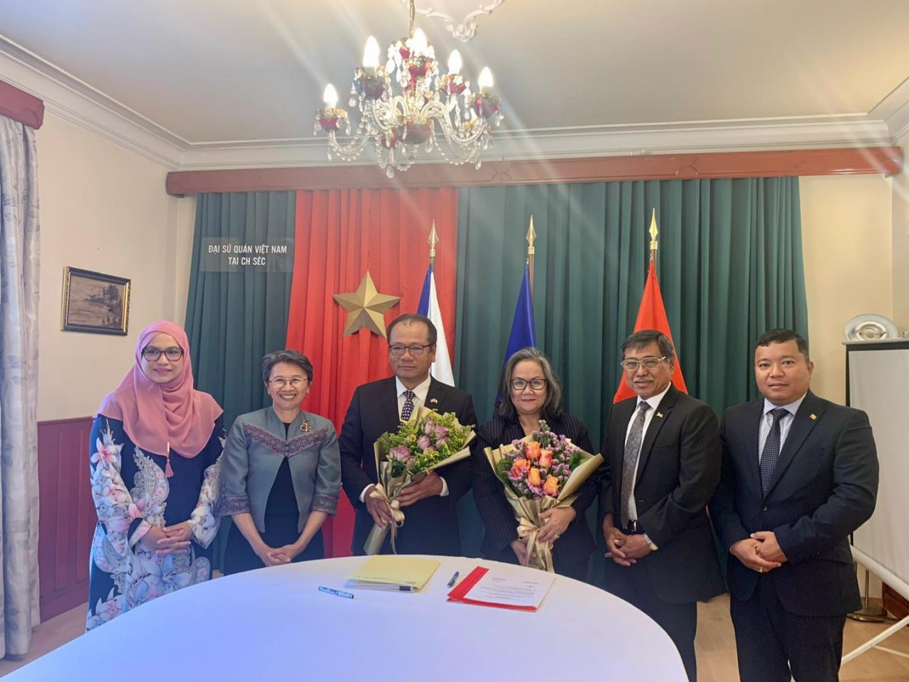 Đại sứ quán Việt Nam tại Séc hoàn thành xuất sắc nhiệm kỳ Chủ tịch Ủy ban ASEAN Praha (ACP) từ 01/01 - 31/06/2022 và chủ trì Lễ bàn giao chức Chủ tịch cho ĐSQ Indonesia. Đại sứ quán Việt Nam tại Séc hoàn thành xuất sắc nhiệm kỳ Chủ tịch Ủy ban ASEAN Praha (ACP) từ 01/01 - 31/06/2022 và chủ trì Lễ bàn giao chức Chủ tịch cho ĐSQ Indonesia.