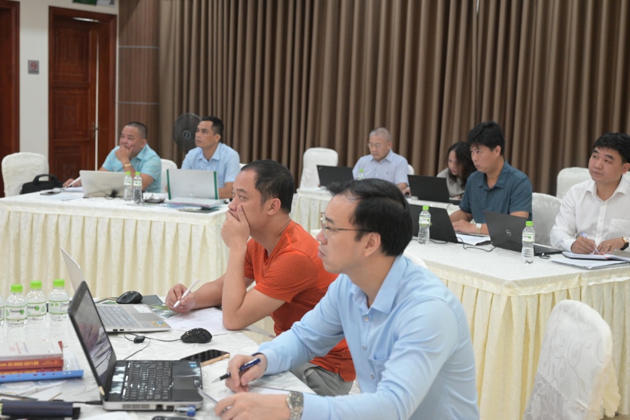 8 giảng viên nguồn xuất sắc được tuyển chọn từ khóa tập huấn giảng viên nguồn trước đó vào tháng 5 tại Đà Nẵng. 8 giảng viên nguồn xuất sắc được tuyển chọn từ khóa tập huấn giảng viên nguồn trước đó vào tháng 5 tại Đà Nẵng.