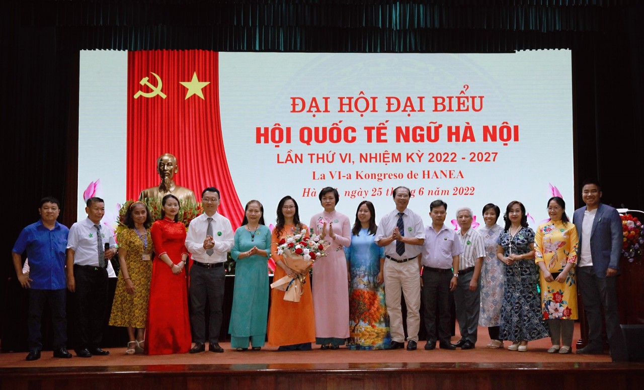 Bà Trần Thị Phương, Phó Chủ tịch thường trực Liên hiệp các tổ chức hữu nghị thành phố Hà Nội Bà Trần Thị Phương, Phó Chủ tịch thường trực Liên hiệp các tổ chức hữu nghị thành phố Hà Nội