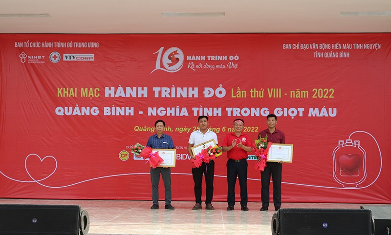 Ông Trần Hải Châu, Phó Bí thư Thường trực Tỉnh ủy, Chủ tịch HĐND tỉnh Quảng Bình trao bằng khen cho các tình nguyện viên hiến máu 15 lần. Ảnh: Báo Quảng Bình Ông Trần Hải Châu, Phó Bí thư Thường trực Tỉnh ủy, Chủ tịch HĐND tỉnh Quảng Bình trao bằng khen cho các tình nguyện viên hiến máu 15 lần. Ảnh: Báo Quảng Bình