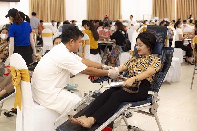 Tình nguyện viên tham gia hiến máu. Ảnh: Kinh tế & Đô thị Tình nguyện viên tham gia hiến máu. Ảnh: Kinh tế & Đô thị