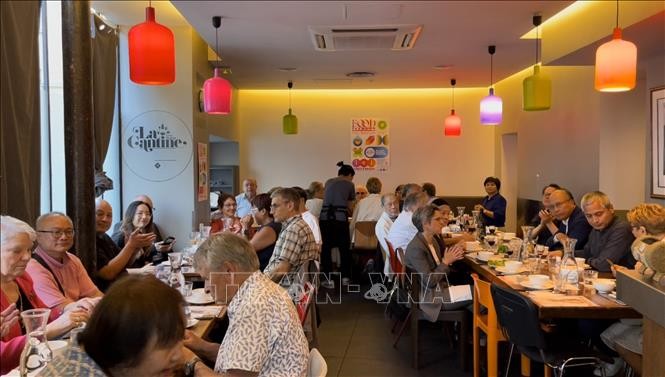 Bữa cơm đoàn kết do Ủy ban hỗ trợ bà Trần Tố Nga trong vụ kiện các công ty hóa chất của Mỹ tổ chức, ngày 24/6. Bữa cơm đoàn kết do Ủy ban hỗ trợ bà Trần Tố Nga trong vụ kiện các công ty hóa chất của Mỹ tổ chức, ngày 24/6.