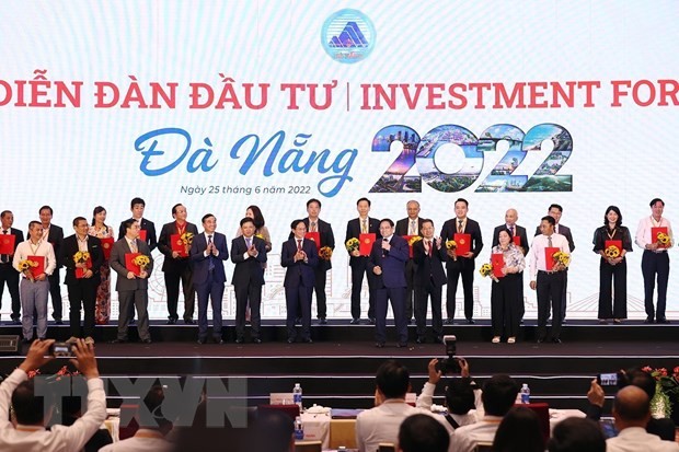 Thủ tướng Phạm Minh Chính chứng kiến lãnh đạo thành phố Đà Nẵng trao chứng nhận đầu tư, chứng nhận nghiên cứu khảo sát cho các doanh nghiệp. Ảnh: Dương Giang/TTXVN Thủ tướng Phạm Minh Chính chứng kiến lãnh đạo thành phố Đà Nẵng trao chứng nhận đầu tư, chứng nhận nghiên cứu khảo sát cho các doanh nghiệp. Ảnh: Dương Giang/TTXVN