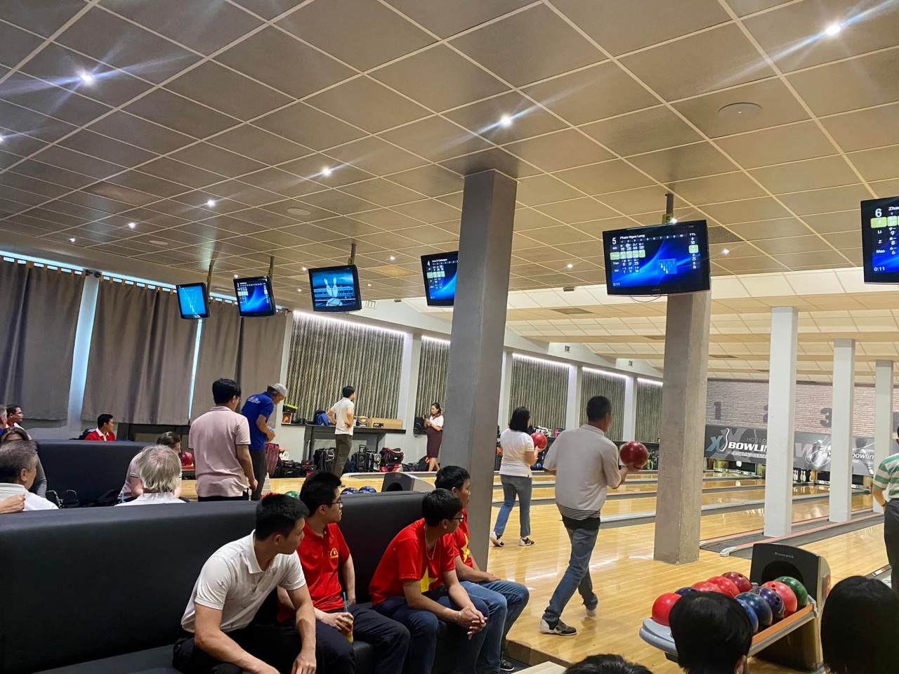 các Bowler đại diện đến từ các Đại sứ quán tại Praha các Bowler đại diện đến từ các Đại sứ quán tại Praha