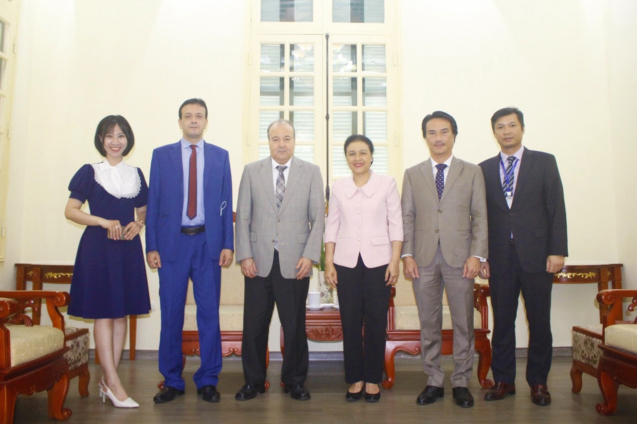 Hai Đại sứ cùng các thành viên trong đoàn chụp ảnh kỷ niệm. Ảnh: Thành Luân