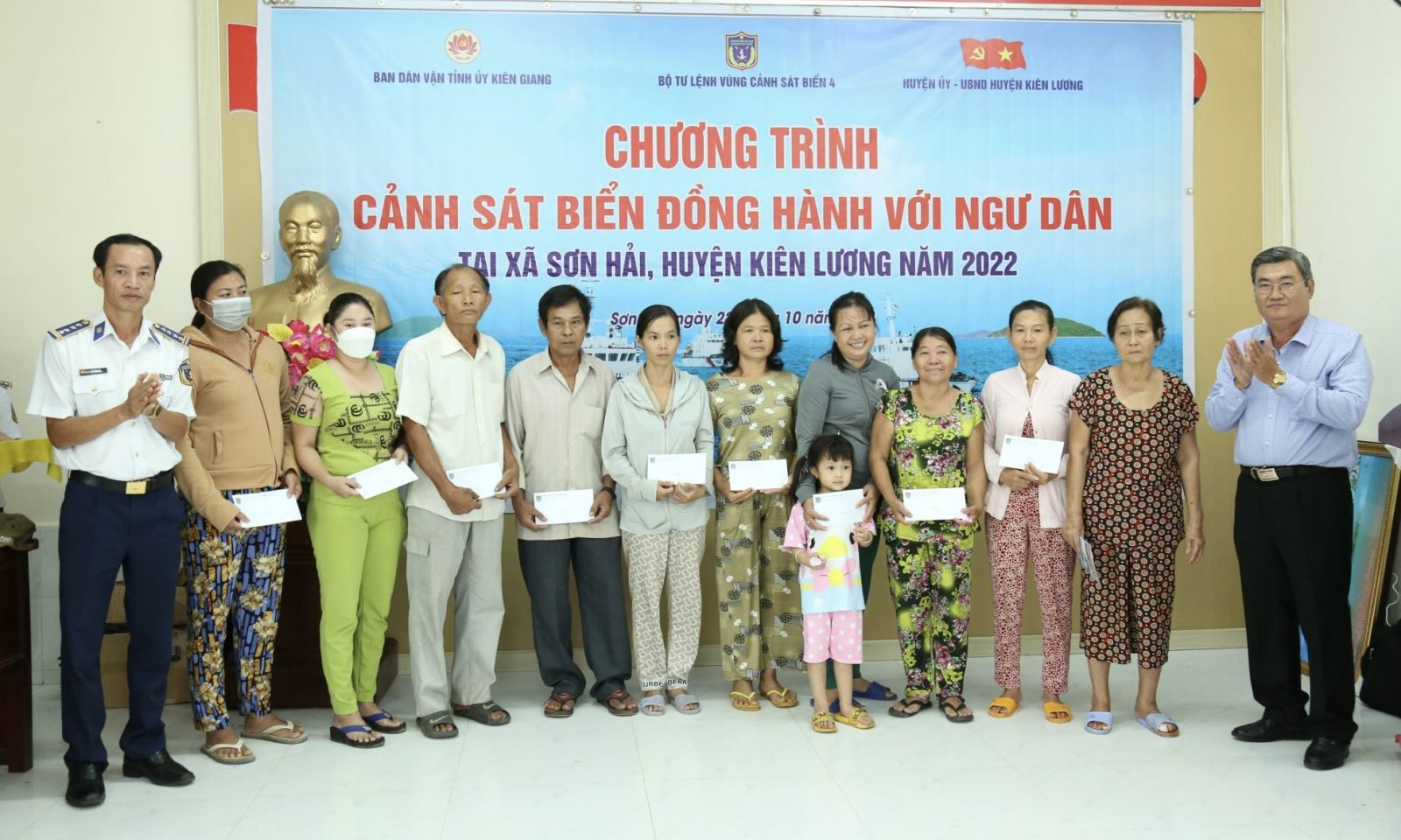 Bộ Tư lệnh Vùng Cảnh sát biển 4 đẩy mạnh các hoạt động đồng hành với ngư dân Chú thích ảnh