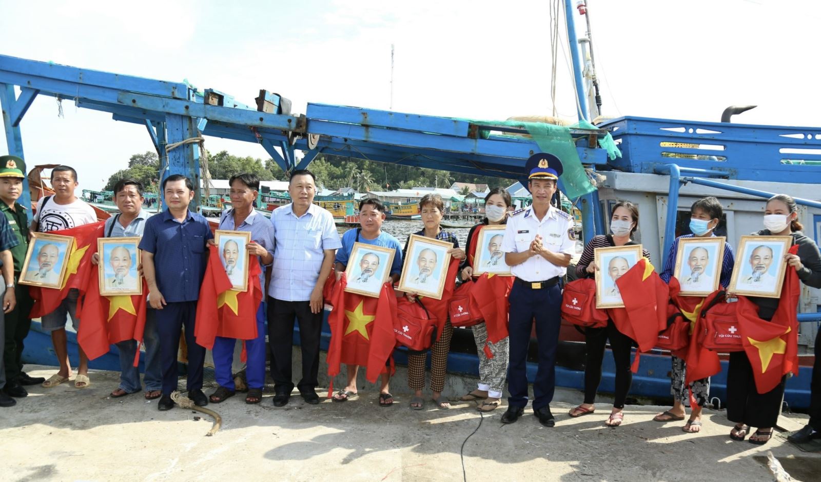 Bộ Tư lệnh Vùng Cảnh sát biển 4 đẩy mạnh các hoạt động đồng hành với ngư dân Chú thích ảnh