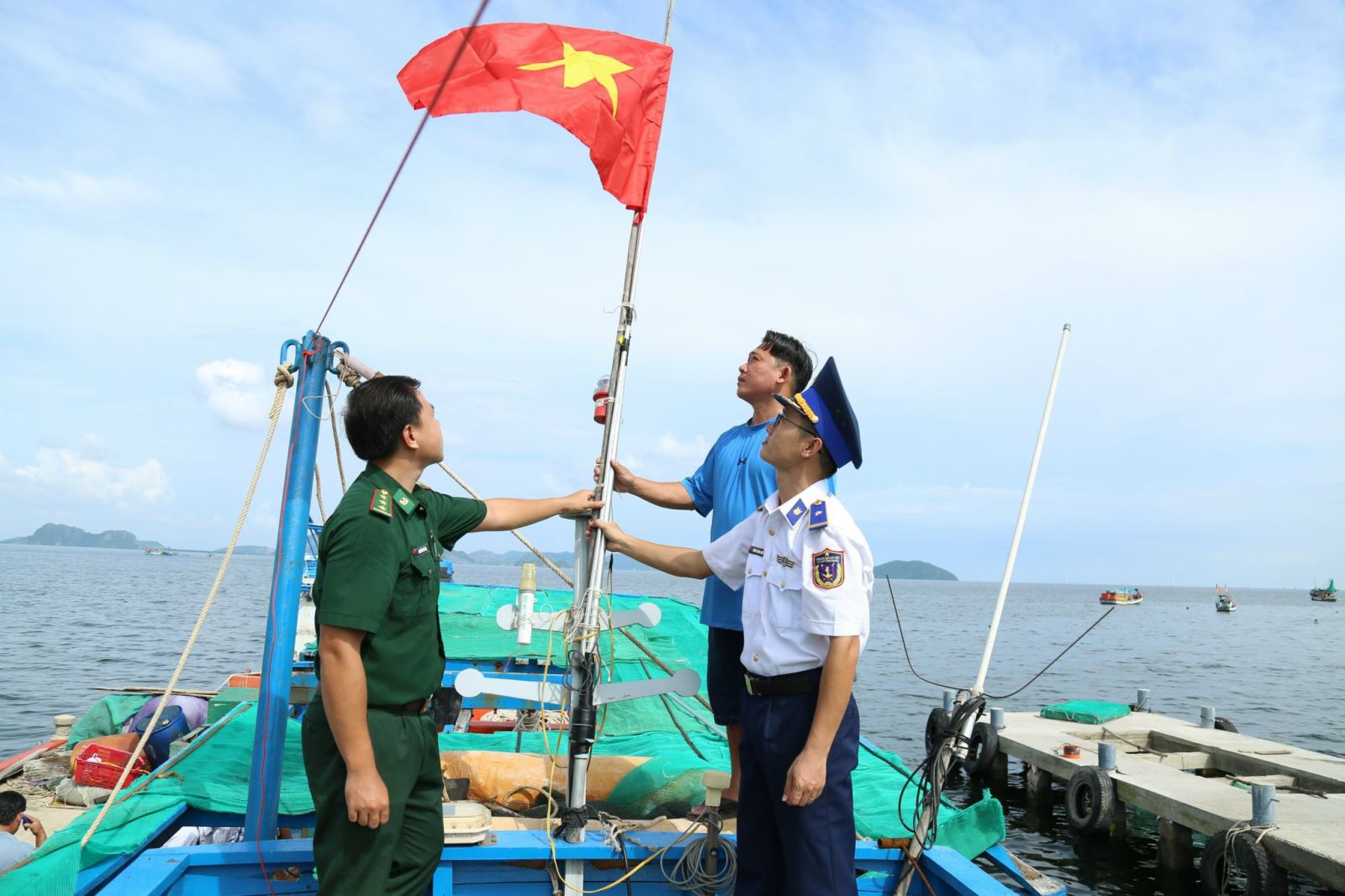 Bộ Tư lệnh Vùng Cảnh sát biển 4 đẩy mạnh các hoạt động đồng hành với ngư dân Chú thích ảnh