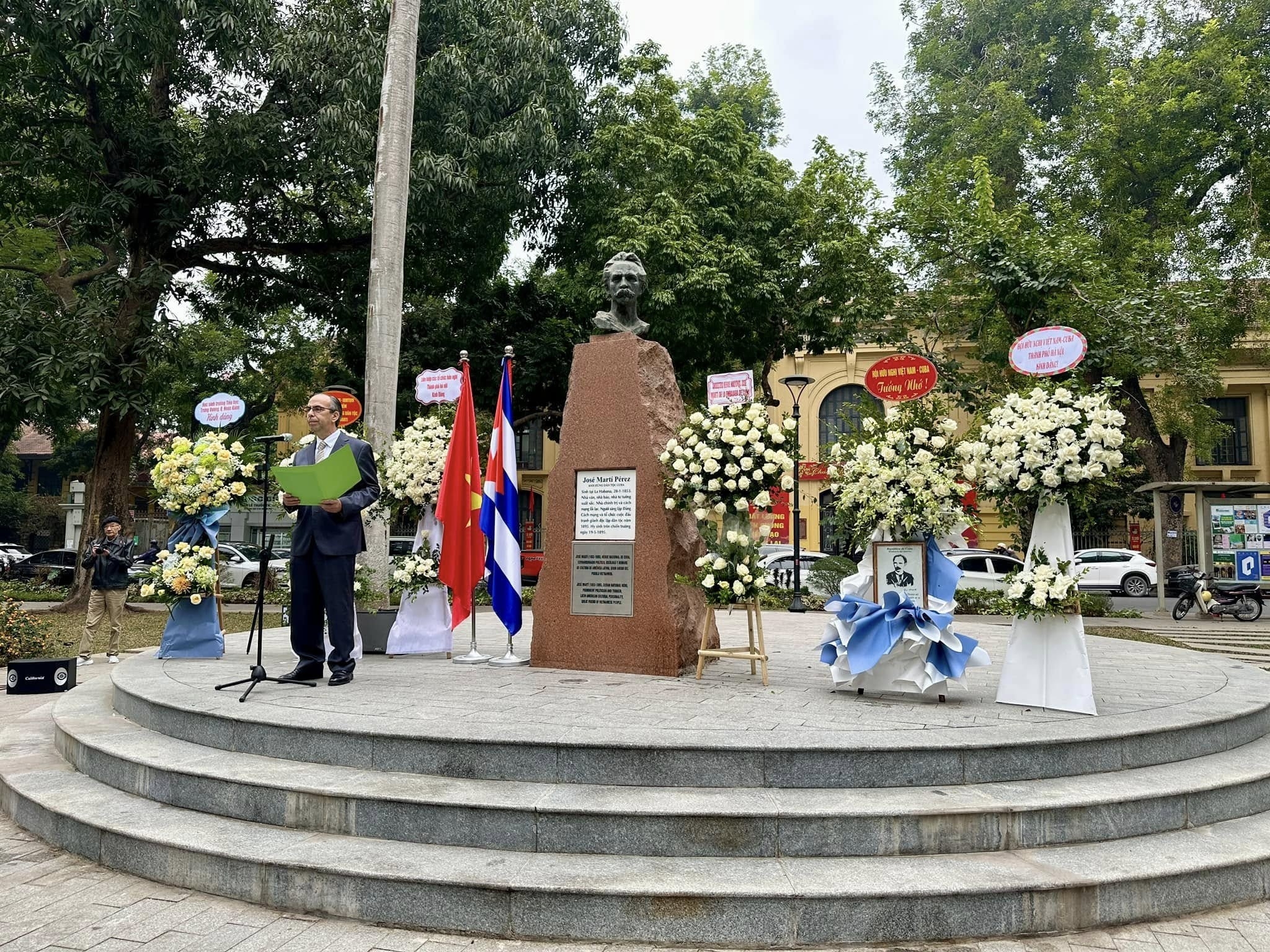 На церемонии выступил посол Кубы во Вьетнаме Рохелио Поланко Фуэнтес. (Фото: HAUFO) На церемонии выступил посол Кубы во Вьетнаме Рохелио Поланко Фуэнтес. (Фото: HAUFO)