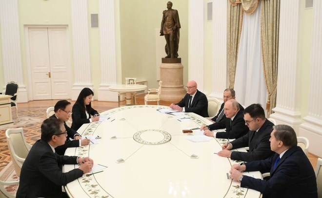 Специальный посланник Генерального секретаря То Лама, член Политбюро, министр иностранных дел Ле Хоай Чунг на встрече с Президентом России Владимиром Путиным. Фото: Кремль.