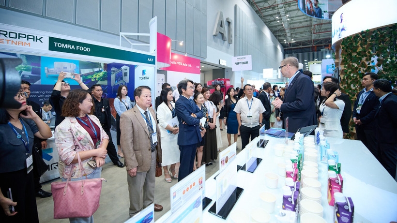 Посетители знакомятся с технологическими решениями на выставке ProPak Vietnam 2025. Событие 2026 года, как ожидается, представит множество новых технологий в сфере обработки, переработки и упаковки.