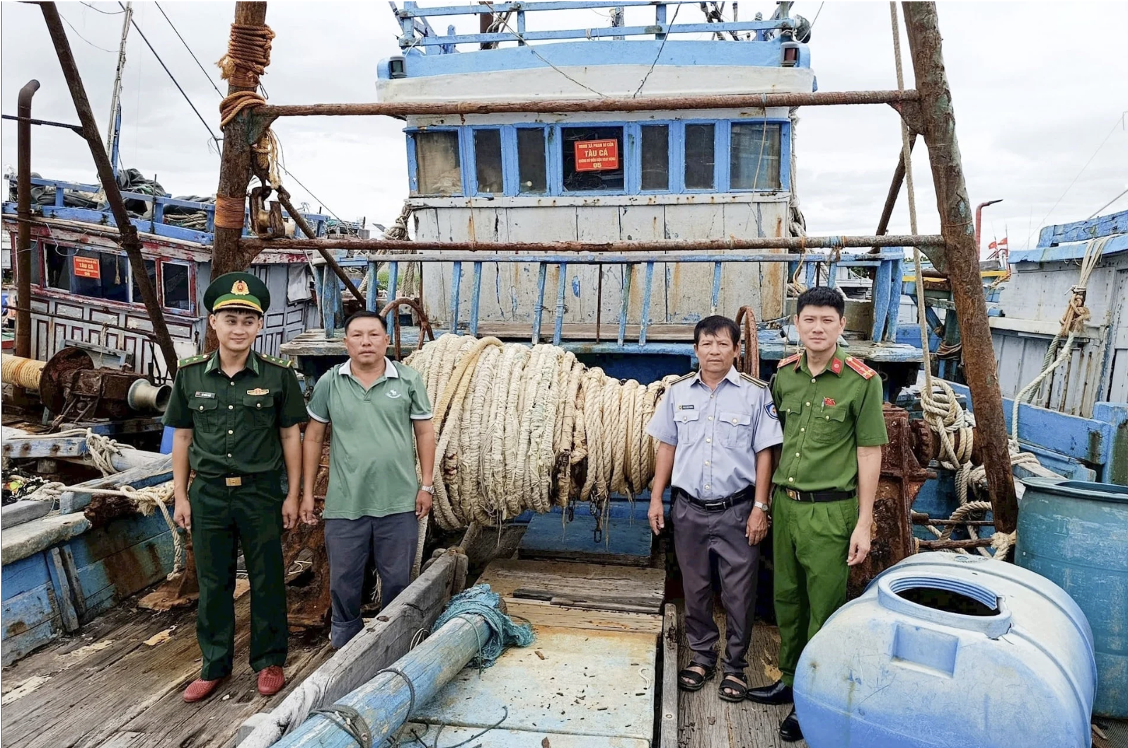 Hoa Minh Border Post и представители сил поставили знак «Форыболовные лодки не могут работать» для рыбацких лодок. (Фото: газета Lam Dong) Hoa Minh Border Post и представители сил поставили знак «Форыболовные лодки не могут работать» для рыбацких лодок. (Фото: газета Lam Dong)