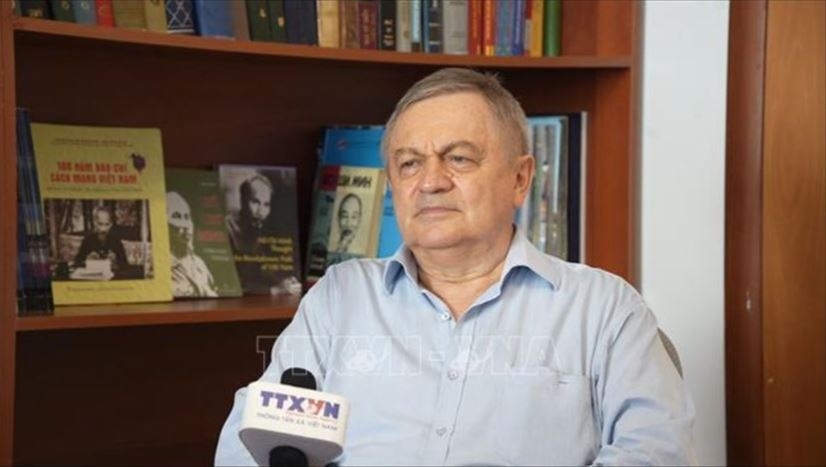 Доктор Анатолий Соколов, сотрудник Института востоковедения Российской академии наук, отвечает на вопросы корреспондента Вьетнамского информационного агентства. Источник фото: Чан Хай / корреспондент Вьетнамского информационного агентства в России.
