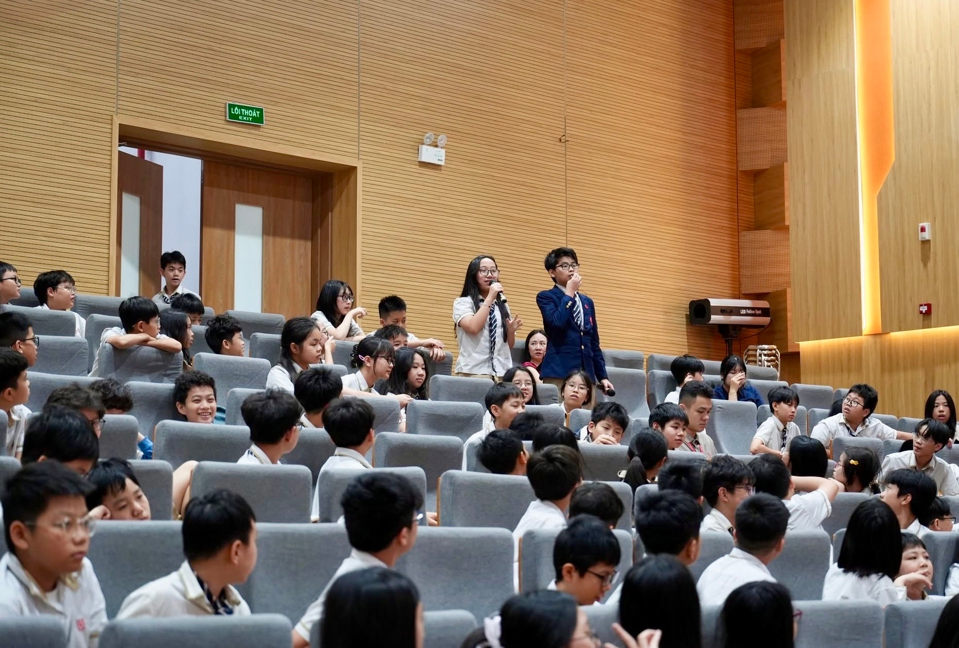 Школьники активно взаимодействуют с артистами группы «Хатсам Хатхань». (Фото: NSHM)