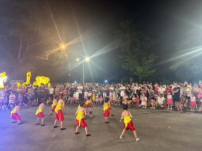 Biểu diễn văn nghệ phục vụ du khách tham quan làng cổ Đường Lâm. (Ảnh: Tấn Phát/Vietnam+) Biểu diễn văn nghệ phục vụ du khách tham quan làng cổ Đường Lâm. (Ảnh: Tấn Phát/Vietnam+)