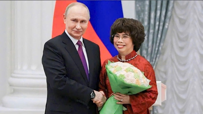 Президент Российской Федерации Владимир Путин наградил героя Труда Вьетнама Тхай Хыонга орденом дружбы государства Российского. (Фото: Кремль)