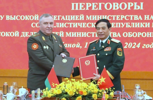 Генерал Фан Ван Гианг и генерал-лейтенант Хренин Виктор Геннадьевич подписали документы о сотрудничестве.