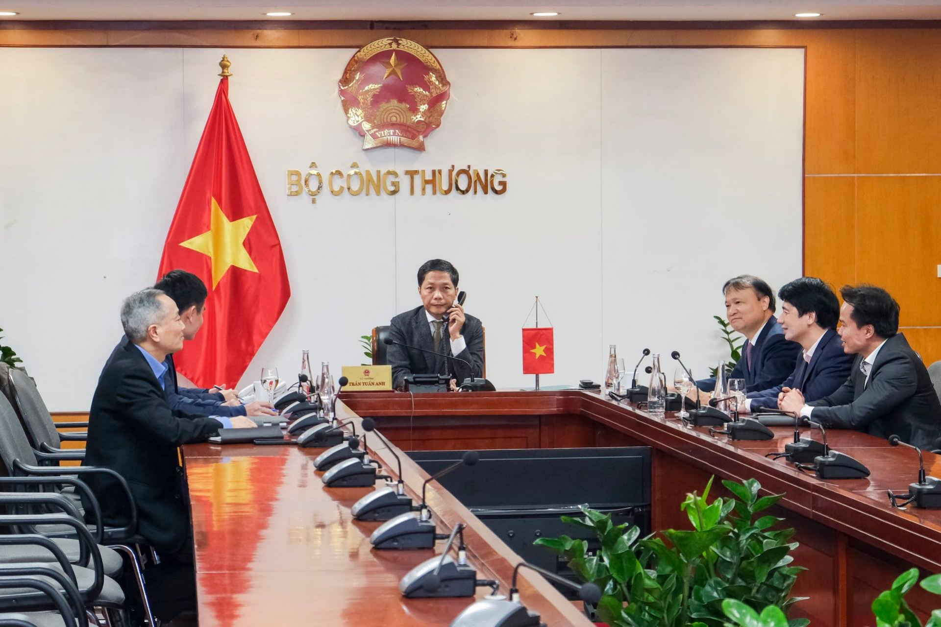 Minister of Industry and Trade Tran Tuan Anh, who is also Chairman of the Vietnam - US Trade and Investment Framework Agreement (TIFA) Council, has held a phone talk with US Trade Representative (USTR) Robert Lighthizer, during which the two sides discussed bilateral economic and trade issues. 2145 talks