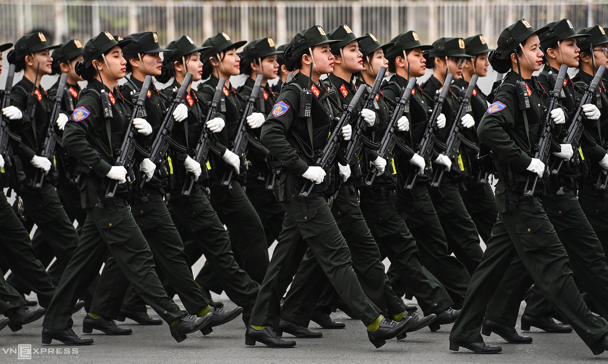 6000 people parade before 13th national party congress