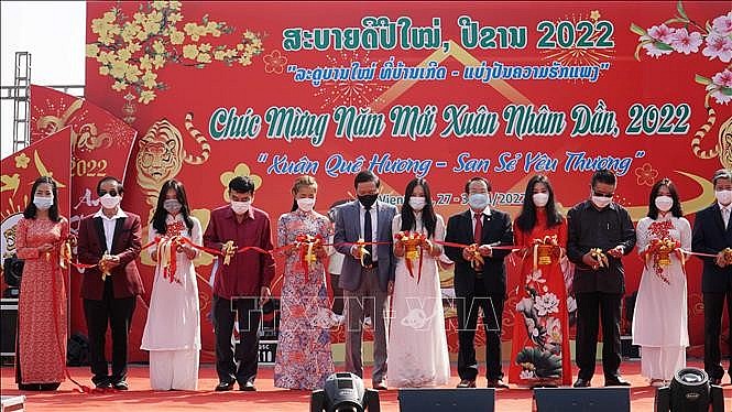 Spring Fair Brings Tet Atmosphere to Vietnamese in Laos Spring Fair Brings Tet Atmosphere to Vietnamese in Laos