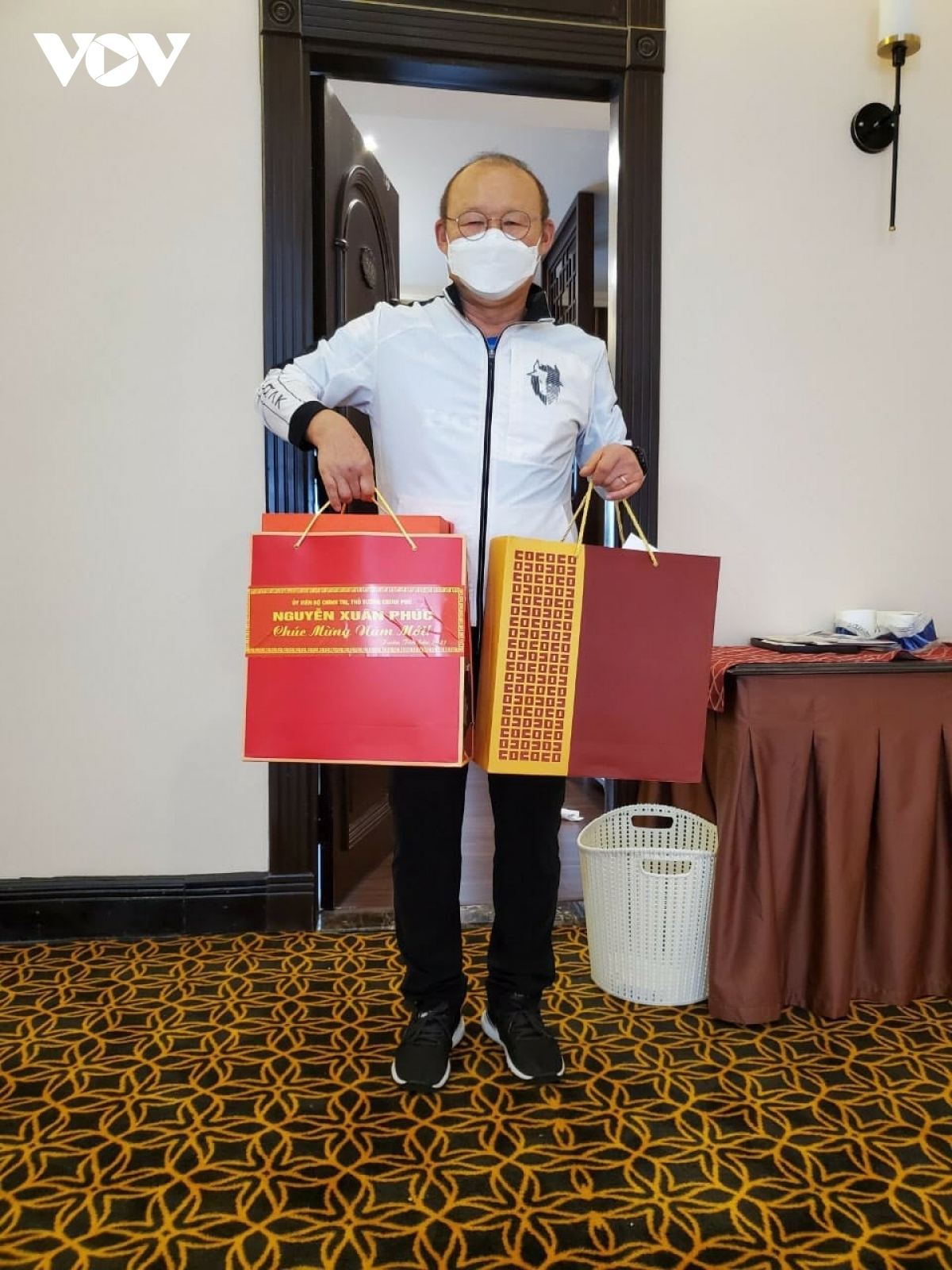 prime minister presents tet gifts to vietnam football head coach park hang seo