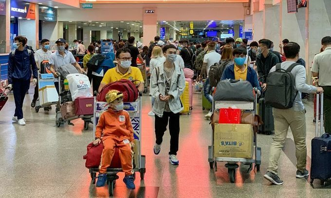 Passengers at Tan Son Nhat Airport, HCMC, on January 5, 2021. Photo by VnExpress/Quynh Tran. 1848 tan son nhat