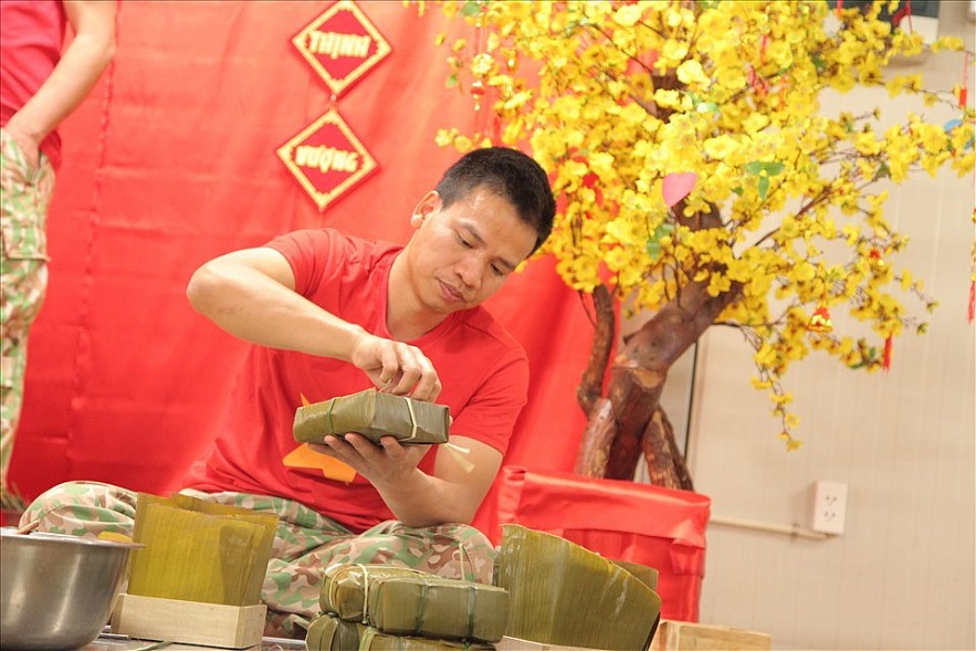 But with careful preparations in advance, Vietnamese officers and employees are still determined to carry out traditional activities to celebrate Tet. But with careful preparations in advance, Vietnamese officers and employees are still determined to carry out traditional activities to celebrate Tet.
