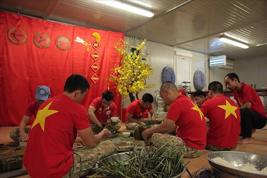 In addition, the officers and employees make use of available materials to cook traditional dishes, hoping for a fuller and warmer Tet. In addition, the officers and employees make use of available materials to cook traditional dishes, hoping for a fuller and warmer Tet.