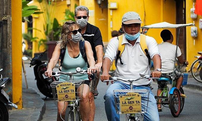 Foreign tourists with a hotel guide in Hoi An, March 18, 2020. Photo by VnExpress Foreign tourists with a hotel guide in Hoi An, March 18, 2020. Photo by VnExpress