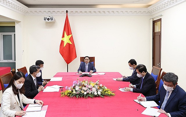PM Pham Minh Chinh and other officials during the phone talk with Pfizer Chairman and CEO Albert Bourla. PM Pham Minh Chinh and other officials during the phone talk with Pfizer Chairman and CEO Albert Bourla.