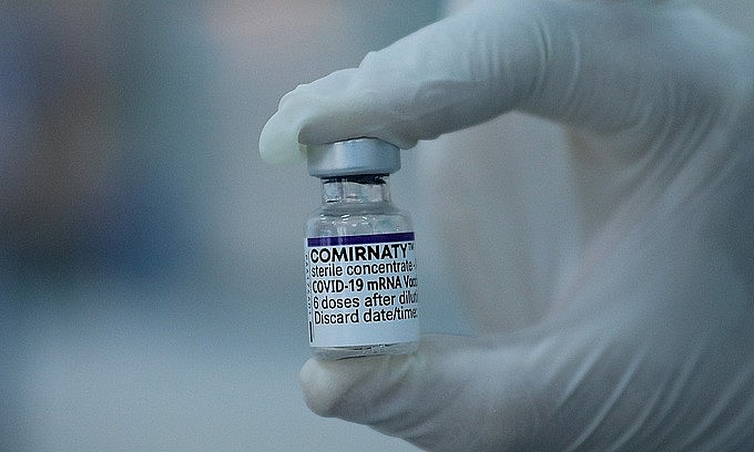 A medical worker holds a vial of the Pfizer vaccine in HCMC, October 27, 2021. Photo by VnExpress A medical worker holds a vial of the Pfizer vaccine in HCMC, October 27, 2021. Photo by VnExpress