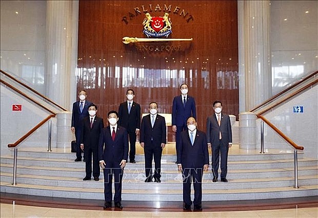 President Nguyen Xuan Phuc, Speaker of the Parliament of Singapore Tan Chuan-Jin and other delegates take a photo at the Parliament Building of Singapore President Nguyen Xuan Phuc, Speaker of the Parliament of Singapore Tan Chuan-Jin and other delegates take a photo at the Parliament Building of Singapore