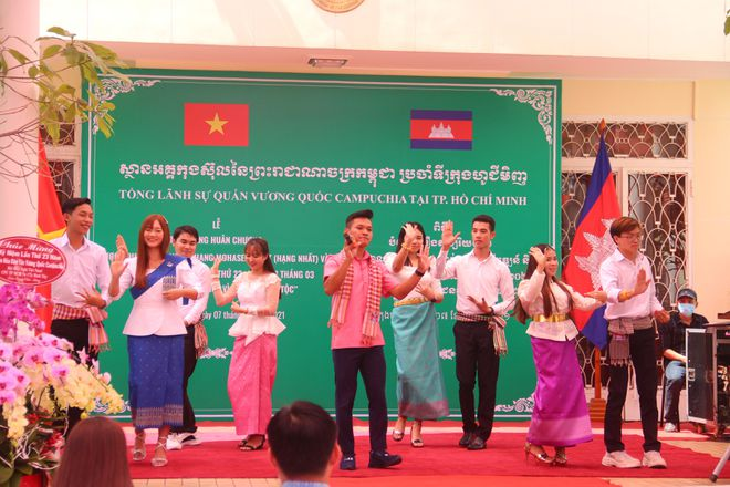 An art performance at the event. Photo: Thanh Nien 5646-art-performance